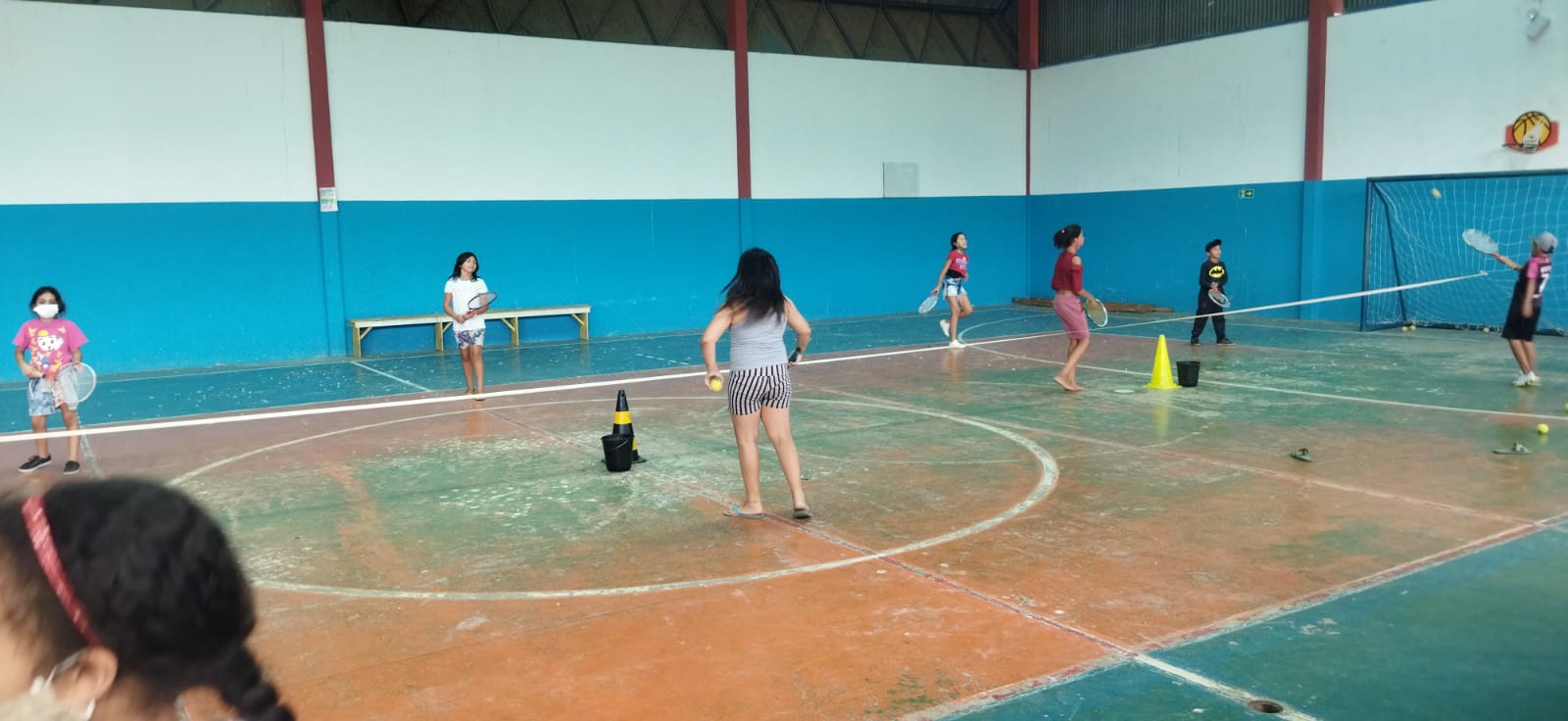 crianças praticando tênis